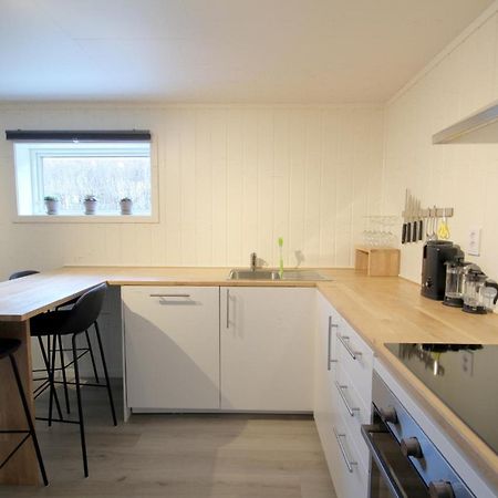 Spacious Two Bedroom Basement Apartment Flam Ngoại thất bức ảnh