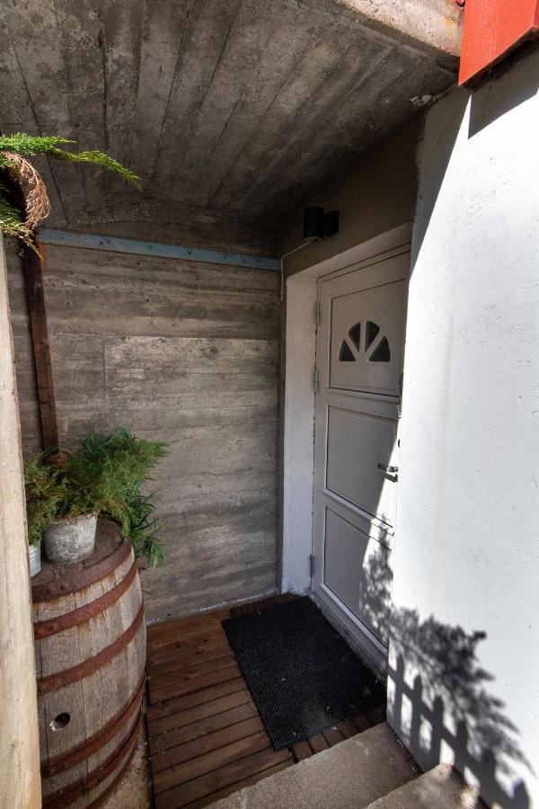 Spacious Two Bedroom Basement Apartment Flam Ngoại thất bức ảnh